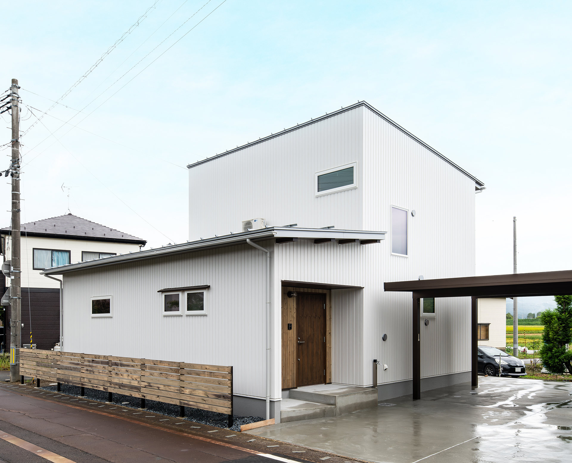 包まれるアール天井-田園風景をたのしむ村上市の家-